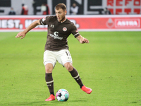 Maximilian Dittgen of FC St. Pauli passes the ball during the Second Bundesliga match between FC St. Pauli and 1. FC Nuernberg at Millerntor...