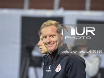 Head coach Timo Schultz of FC St. Pauli looks on at halftime the Second Bundesliga match between FC St. Pauli and 1. FC Nuernberg at Millern...