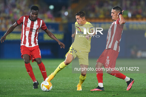 Jeremy Pino of Villarreal and Isaac Cofie and Facl Fajr of Sivassporduring the Europa League Group I mach between Villarreal and Sivasspor a...
