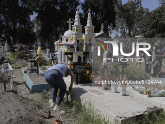 A woman decorates the grave of her loved one in the San Francisco Culhuacán Community Pantheon, Coyoacán, Mexico City.

Given the increase...