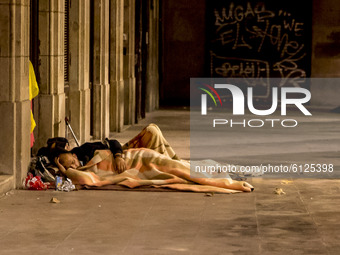 Homeless persons sleeping on the streets of Barcelona. First night of curfew in the streets of Barcelona due to the increase in cases of Cor...