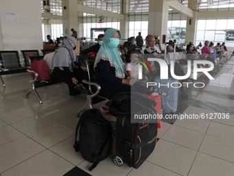 The travelers started to enliven the Pulo Gebang bus terminal, Cakung, Jakarta on October, 26, 2020. The travelers took advantage of long ho...
