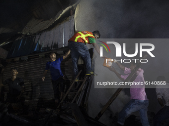 Residence and volunteer work to extinguish a fire that broke out in a slum in Dhaka on October 30, 2020.  (