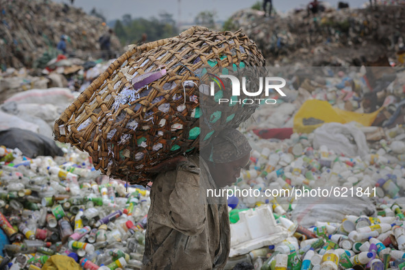(150605) --NAIROBI, June 5, 2015() -- A rag-picker walks at Dandora dumpsite on the suburb of Nairobi, Kenya, June 4, 2015. The Dandora dump...