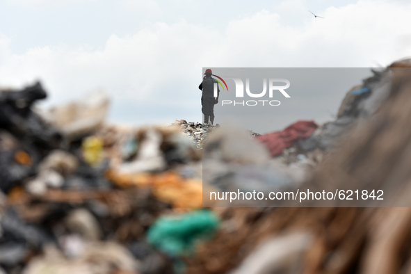 (150605) --NAIROBI, June 5, 2015() -- A scavenger stands on top of a garbage pile at Dandora dumpsite on the suburb of Nairobi, Kenya, June...