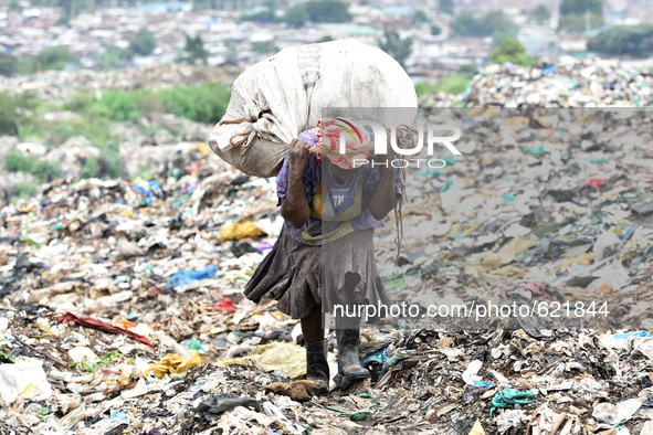 (150605) --NAIROBI, June 5, 2015() -- A scavenger walks inside the Dandora dumpsite on the suburb of Nairobi, Kenya, June 4, 2015. The Dando...