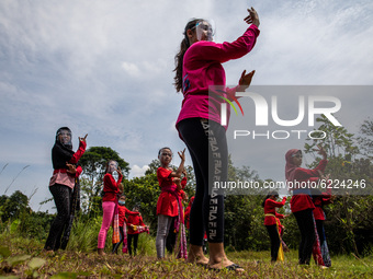 People practice dancing from ayunda puspita dance studio at CSR Rimbun Resto and Cafe in Ciater, South Tangerang using face shield and mask,...