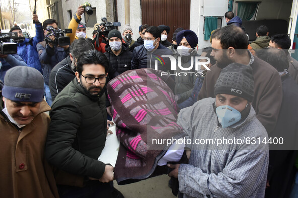 (EDITOR'S NOTE: Image contains graphic content.) People carry the dead body of slain non local gold smith at his  residence in Srinagar, Ind...