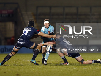  Worcesters Duncan Weir is tackled by Sales Josh Beaumont     during the Gallagher Premiership match between Sale Sharks and Worcester Warri...