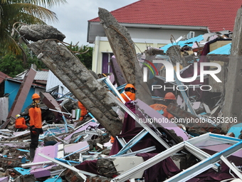 A number of personnel from the National Search and Relief Agency are currently searching for victims buried by the collapsed hospital in Mam...