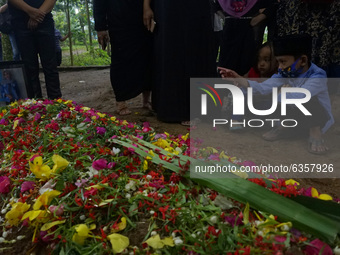 Victim of the Sriwijaya Air SJ 182 flight accident on the Jakarta-Pontianak route, Indah Halima Putri arrived at her residence and was burie...