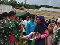 Indonesian National Army personnel are distributing a number of food aid to earthquake survivors, at the Manakarra Stadium refugee post, Mam...