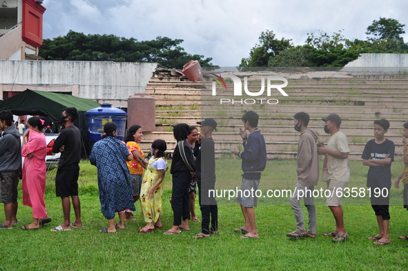 A number of earthquake survivors queued for distribution of food aid at the Manakarra Stadium refugee post, Mamuju Regency, West Sulawesi Pr...