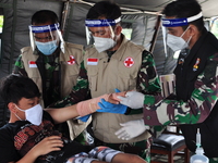Indonesian Navy medical team personnel are treating a broken hand of a citizen, one of the victims of an earthquake measuring 6.2 magnitude...