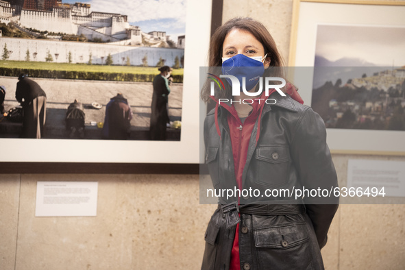 Andrea Levy opens the exhibition TIBET, a threatened culture, which includes the journey through Tibet, India and Nepal by photographer Ánge...