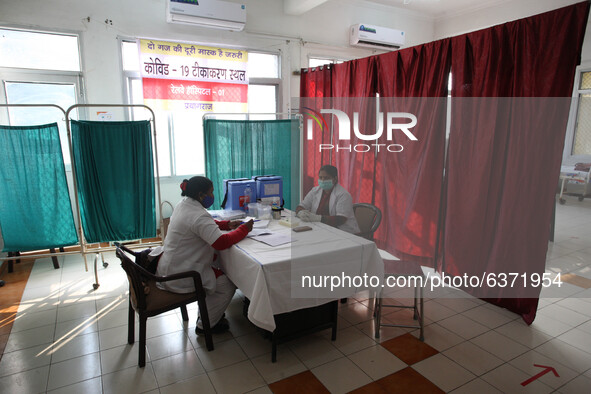 Medical workers wait for other staff workers to inoculates with Covid-19 coronavirus vaccine at the  Central Railway Hospital , Allahabad  o...