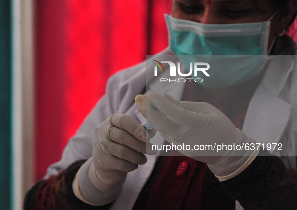 A medical worker prepares to  inoculate a staff member with Covid-19 coronavirus vaccine at the  Central Railway Hospital , Allahabad  on Ja...