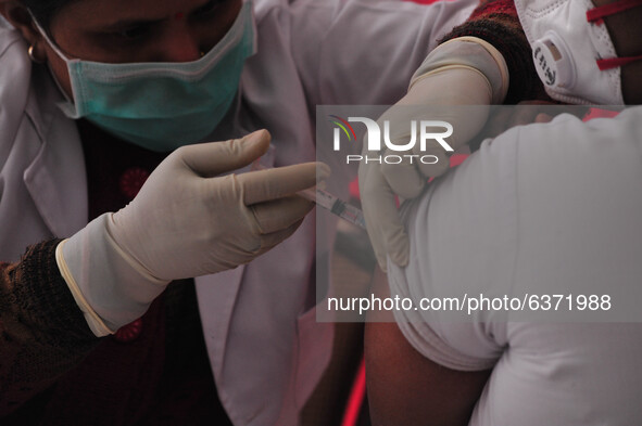 A medical worker inoculates a staff member with Covid-19 coronavirus vaccine at the  Central Railway Hospital , Allahabad  on January 22, 20...