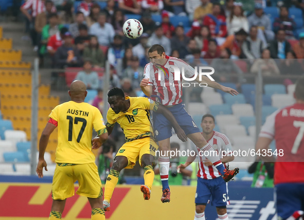 (150617) -- ANTOFAGASTA, June 17, 2015 () -- Paraguay's Pablo Aguilar (top) competes for a header with Jamaica's Simon Dawkins (2nd L) durin...