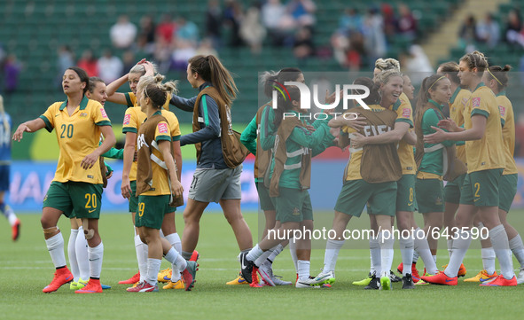 (150617) -- EDMONTON, June 17, 2015 () -- Players of Australia celebrate for being qualified for the round of 16 after the group D match aga...