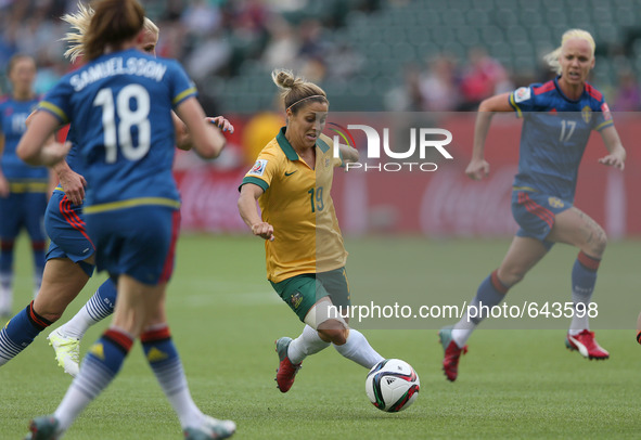 (150617) -- EDMONTON, June 17, 2015 () -- Katrina Gorry (C) of Australia shoots during the group D match against Sweden at the Commonwealth...