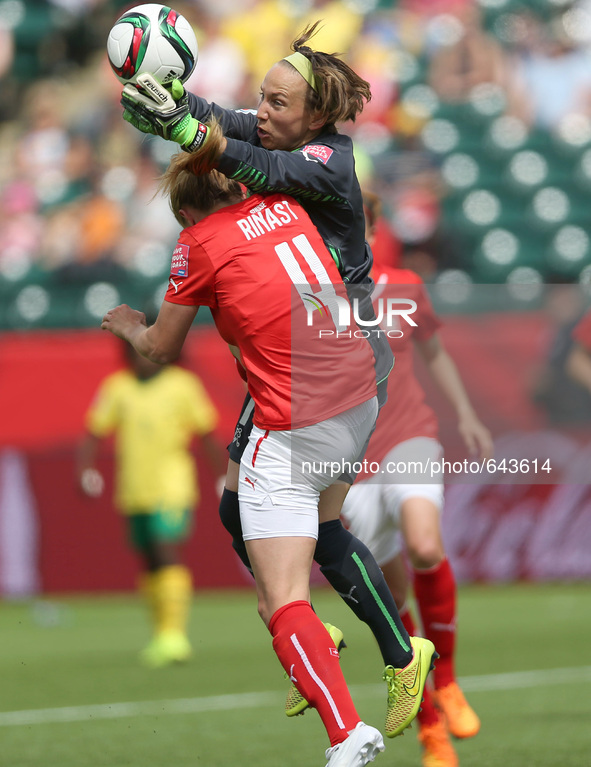(150617) -- EDMONTON, June 17, 2015 () -- Gaelle Thalmann (R), goalkeeper of Switzerland, competes during the group C match against Cameroon...