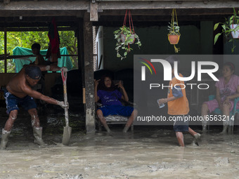 Residents clean up the remaining mud that inundated their houses in Beka Village, Marawola District, Sigi Regency, Central Sulawesi Province...