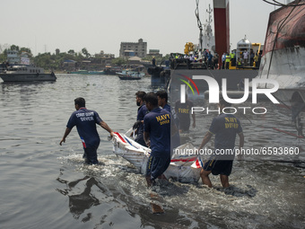 A rescue team pulling a dead body in bag just after pulling out the capsized boat from the Shitalakshya River, in Narayanganj on April 5, 20...