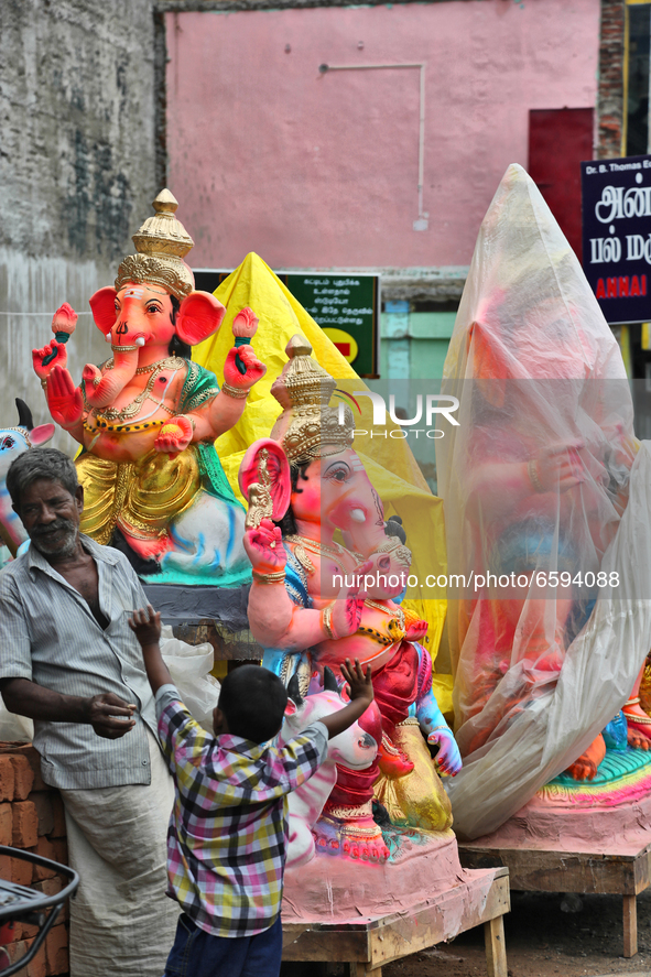 Tamil Hindus selling clay idols of Lord Ganesha (Lord Ganesh) along the roadside during the festival of Ganesh Chaturthi in Cuddalore (Kadal...