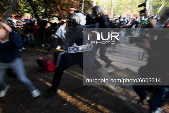  Police use batons to keep protesters away from supporters of the far-right Vox party during at Plaza de la Constitución in Vallecas neighbo...