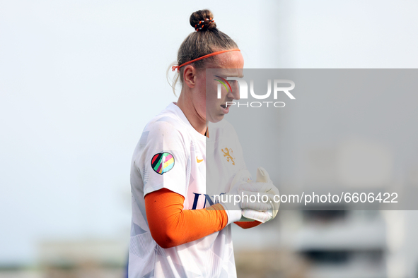 Sari van Veenendaal of Netherlands during the warm up prior International Friendly Women match between Spain v Netherlands at the Estadio Mu...