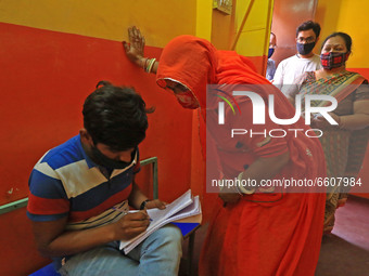 People register themselves for vaccination against COVID-19, at a camp in Jaipur,Rajasthan, India, Saturday, April 10, 2021.(