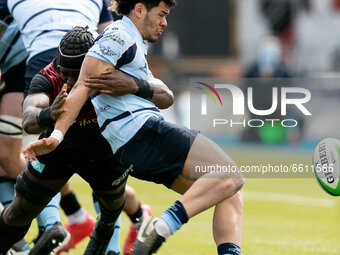 Connor Tupai of Bedford Blues is tackled by Maro Itoje of Saracens during the Greene King IPA Championship match between Saracens and Bedfor...