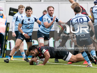 Billy Vunipola of Saracens scores a try during the Greene King IPA Championship match between Saracens and Bedford Blues at Allianz Park, Lo...
