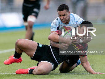 Manu Vunipola of Saracens is tackled by Reuben Bird-Tulloch of Bedford Blues during the Greene King IPA Championship match between Saracens...