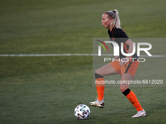 Jackie Groenen of Netherlands controls the ball during the Women's International Friendly match between Spain and Netherlands on April 09, 2...