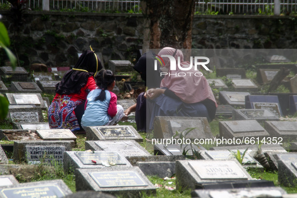 Indonesian Muslims prays during a Nyadran ritual at Cibarunai Tomb on 12, April, 2021 in Bandung, Indonesia. Before the month of Ramadan beg...