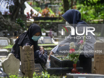 Indonesian Muslims prays during a Nyadran ritual at Cibarunai Tomb on 12, April, 2021 in Bandung, Indonesia. Before the month of Ramadan beg...