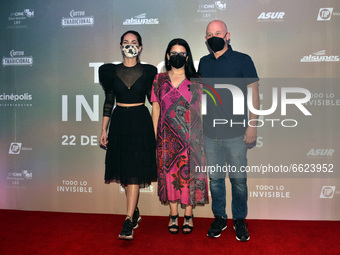(L-R) Barbara Mori, Mariana Chenillo and Ari Brickman pose for photos during the red carpet of ’Todo Invisible’ film premiere at Cinepolis M...