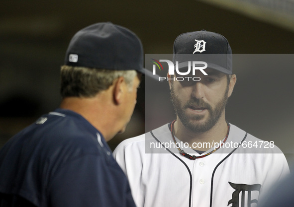Detroit Tigers starting pitcher Justin Verlander talks to pitching coach Jeff Jones in the seventh inning of a baseball game against the Det...