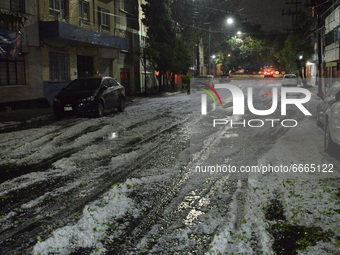  Heavy hail and wind gusts of up to 45 kilometers per hour were recorded in Mexico City, so that the streets of the city were covered with a...