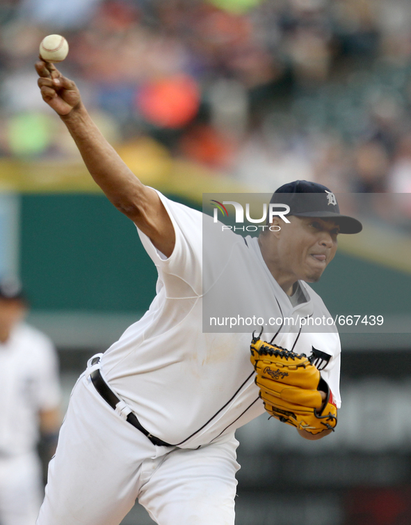 Detroit Tigers starting pitcher Alfredo Simon delivers a pitch in the fourth inning of a baseball game against the Pittsburgh Pirates in Det...