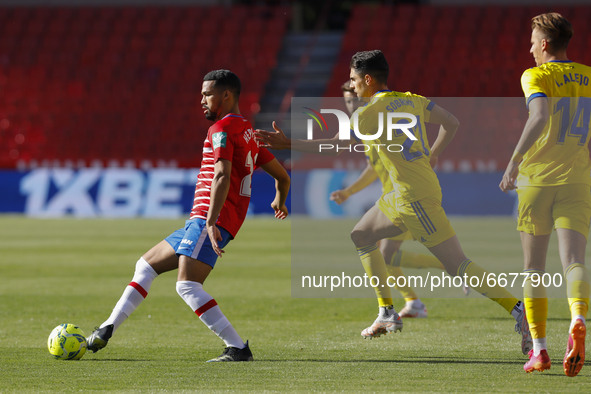 Yangel Herrera, of Granada CF  and Ruben Sobrino, of Cadiz CF during the La Liga match between Granada CF and Cadiz CF at Nuevo Los Carmenes...