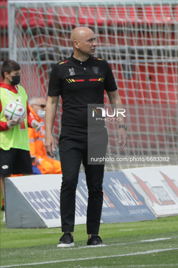 Head coach Eugenio Corini of US Lecce in action during the  during the Serie B match between AC Monza and US Lecce at Stadio Brianteo on May...