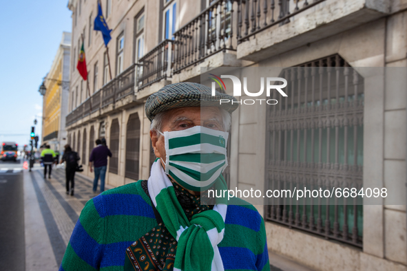  One supporter with her mask awaits for the team arrives ate Lisbon Chambers, on May 4, in Lisbon, Portugal.
The Futsal Team of Sporting Clu...