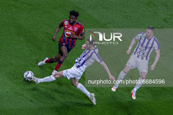 Alef of MOL Fehérvár competes for the ball with Kire Risztevszki of Újpest FC during the MOL Hungarian CUP Final 2021 match between Fehervár...
