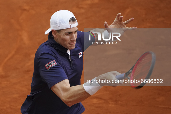 John Isner of the United States of America in accion durante in his round of 32 match against Roberto Bautista of Spain on day seven of the...