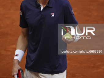 John Isner of the United States of America in accion durante in his round of 32 match against Roberto Bautista of Spain on day seven of the...