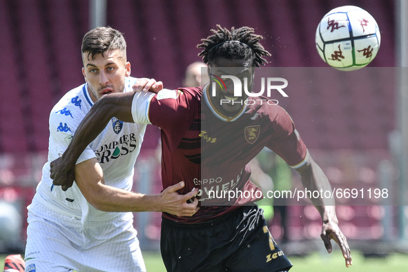 Nicolo’ Casale of Empoli FC and Cedric Gondo of US Salernitana 1919 compete for the ball during the Serie B match between US Salernitana 191...