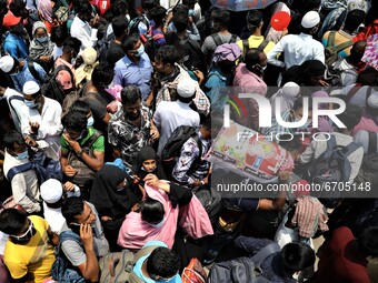 People crowd as they board a ferry to their hometowns to celebrate the Eid al-Fitr festivities amid the Covid-19 coronavirus pandemic in Mun...